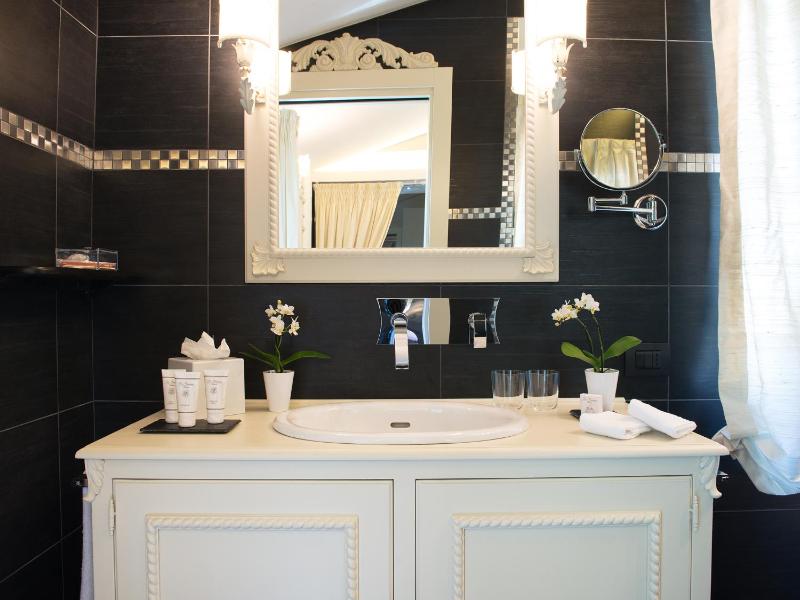 Classic Double Room image 4