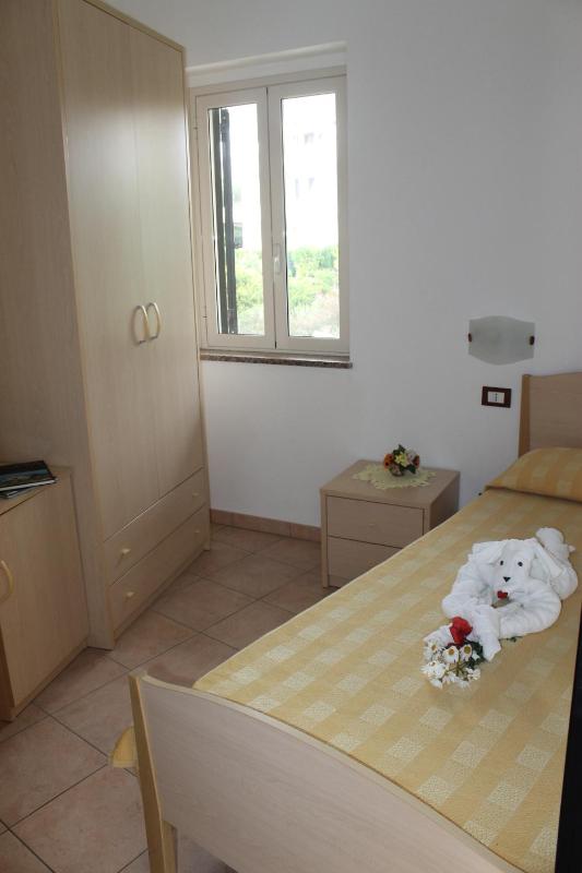 Single Room image 4
