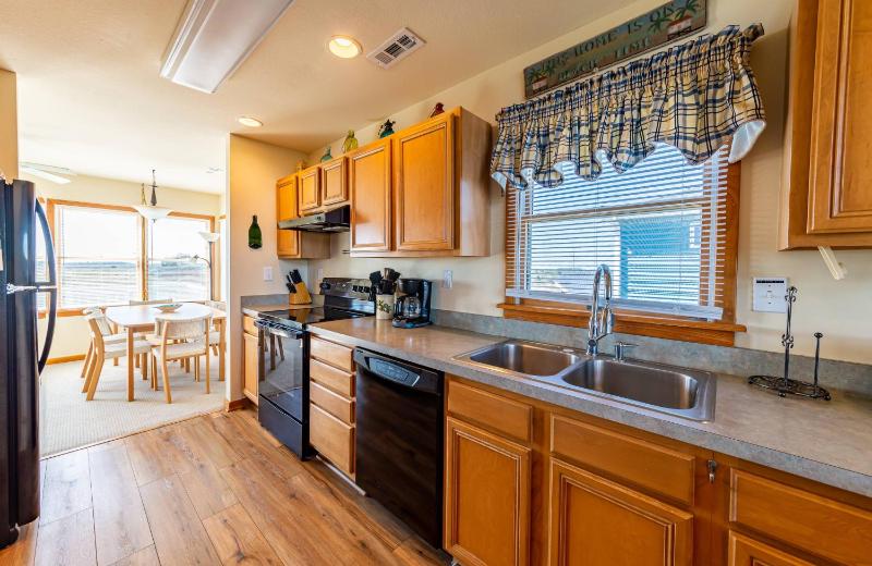 The Blue Heron - S Nags Head South Creek Acres 125 Yds to Beach Ocean Views Pool Hot Tub Close to Oregon Inlet - image 40
