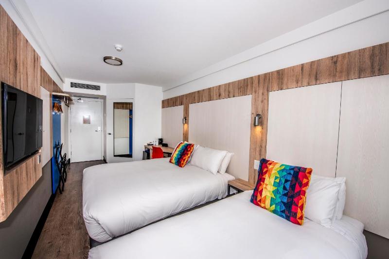 Classic Triple Room with One Queen and One Single Bed image 3
