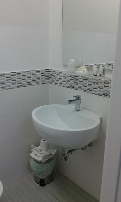 Budget Triple Room without Window image 3