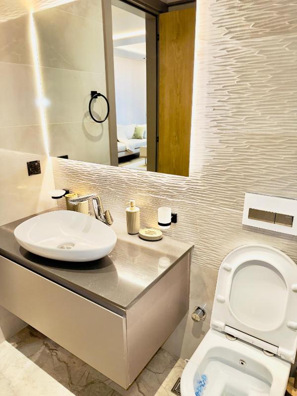 Elite Luxury Suites at Diamond in City - image 6