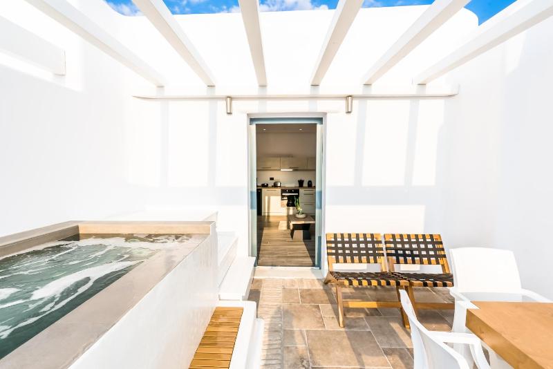 Superior Suite with outdoor Jetted Tub image 4