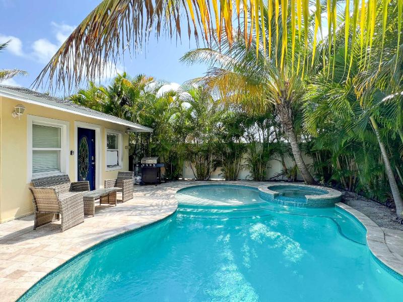 Lazy Days - 1 block to the Beach Private Pool - image 17