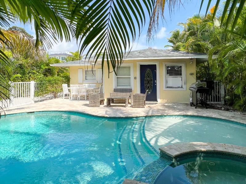 Lazy Days - 1 block to the Beach Private Pool - image 11