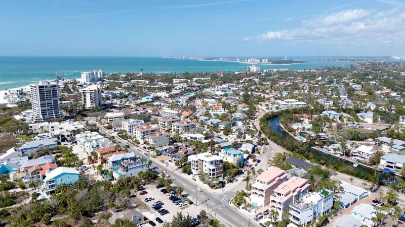 Siesta Beachfront Paradise - Infinity Pool & Spa - image 35
