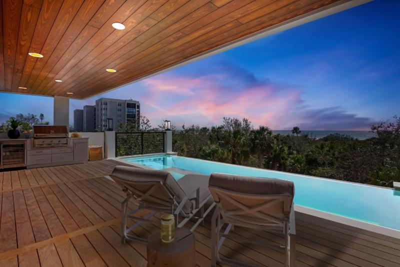 Siesta Beachfront Paradise - Infinity Pool & Spa - image 4