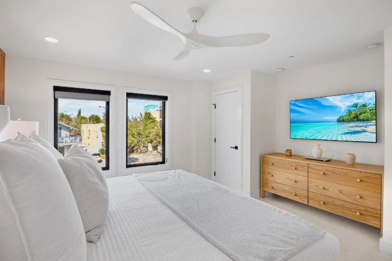 Siesta Beachfront Paradise - Infinity Pool & Spa - image 44