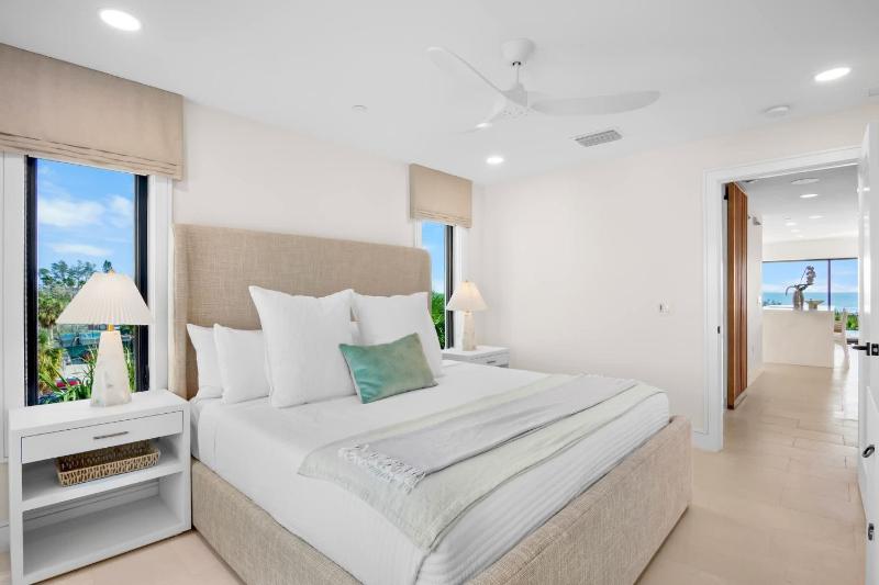 Siesta Beachfront Paradise - Infinity Pool & Spa - image 21