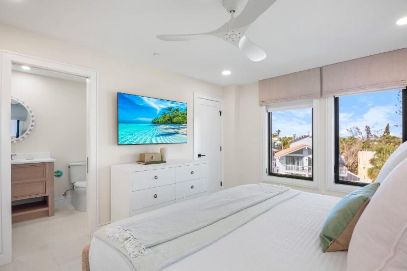 Siesta Beachfront Paradise - Infinity Pool & Spa - image 31