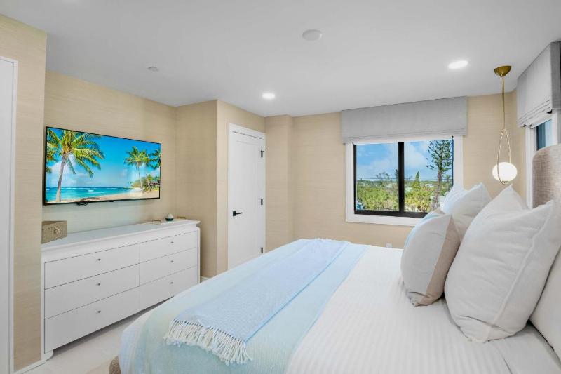 Siesta Beachfront Paradise - Infinity Pool & Spa - image 10