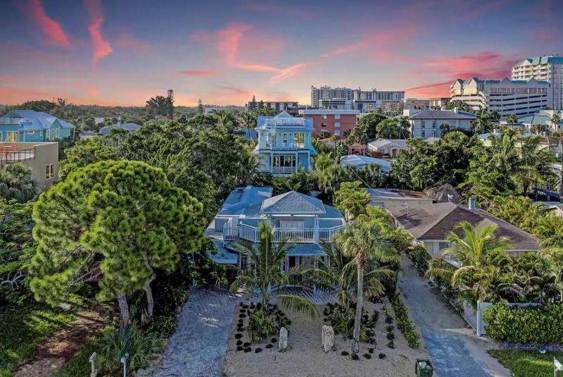 Cottage on Lido Key - One block to Beach Pool - image 12