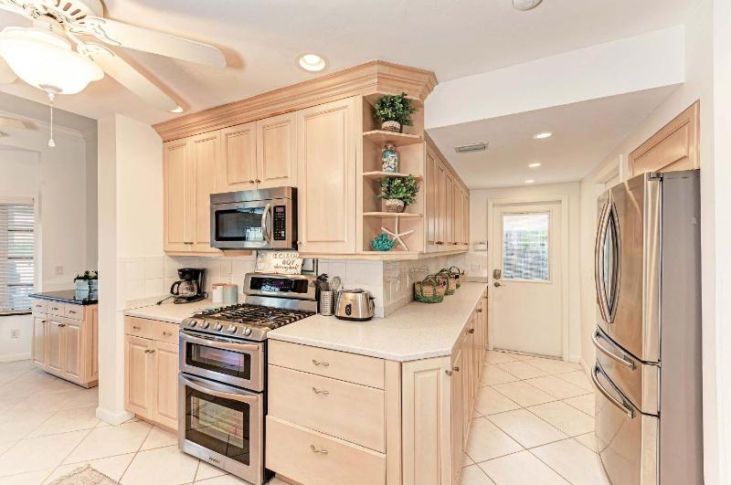Cottage on Lido Key - One block to Beach Pool - image 11