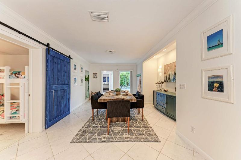 Cottage on Lido Key - One block to Beach Pool - image 43