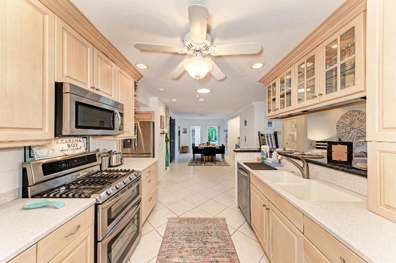 Cottage on Lido Key - One block to Beach Pool - image 14