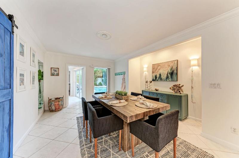 Cottage on Lido Key - One block to Beach Pool - image 15