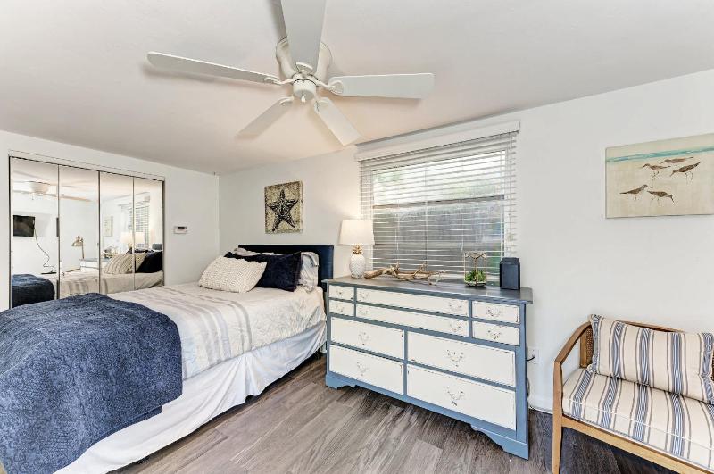Cottage on Lido Key - One block to Beach Pool - image 39