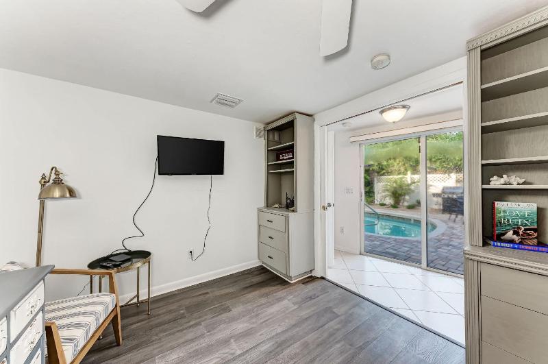 Cottage on Lido Key - One block to Beach Pool - image 45