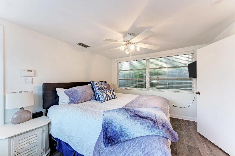 Cottage on Lido Key - One block to Beach Pool - image 46