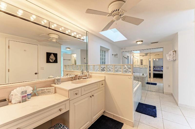 Cottage on Lido Key - One block to Beach Pool - image 27