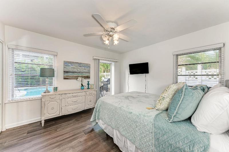 Cottage on Lido Key - One block to Beach Pool - image 37