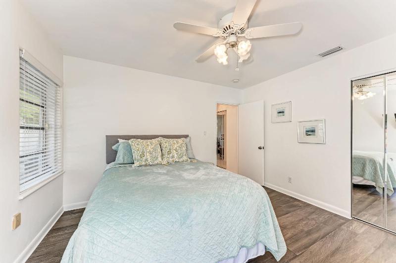 Cottage on Lido Key - One block to Beach Pool - image 8