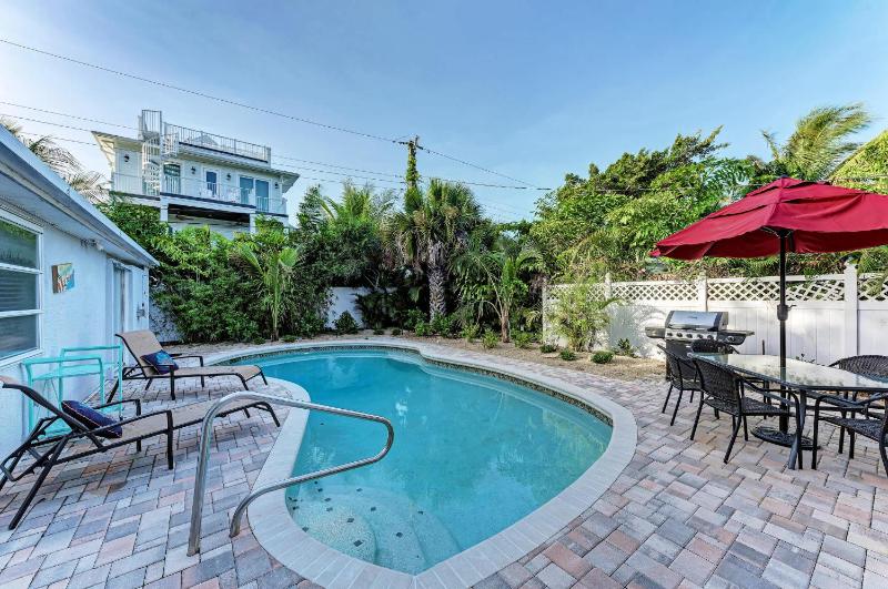 Cottage on Lido Key - One block to Beach Pool - image 49