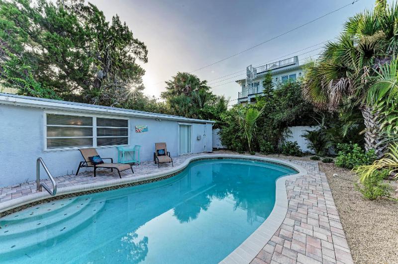 Cottage on Lido Key - One block to Beach Pool - image 6