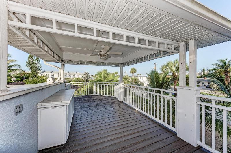 Cottage on Lido Key - One block to Beach Pool - image 9