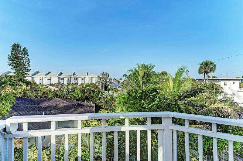 Cottage on Lido Key - One block to Beach Pool - image 17