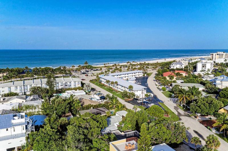 Cottage on Lido Key - One block to Beach Pool - image 7