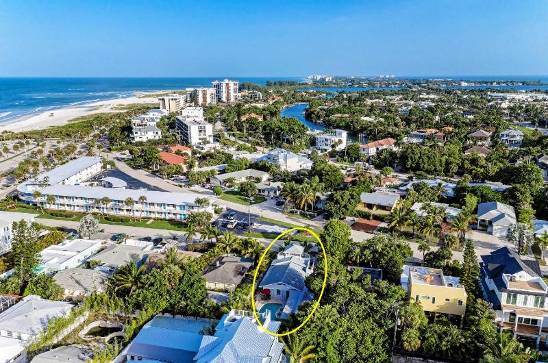 Cottage on Lido Key - One block to Beach Pool - image 35