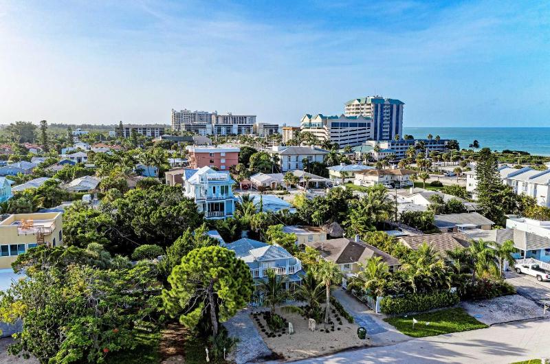 Cottage on Lido Key - One block to Beach Pool - image 38