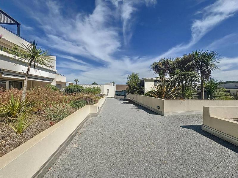 Superbe T2 moderne avec terrasse climatisation et parking à La Ciotat - FR-1-770-67 - image 3
