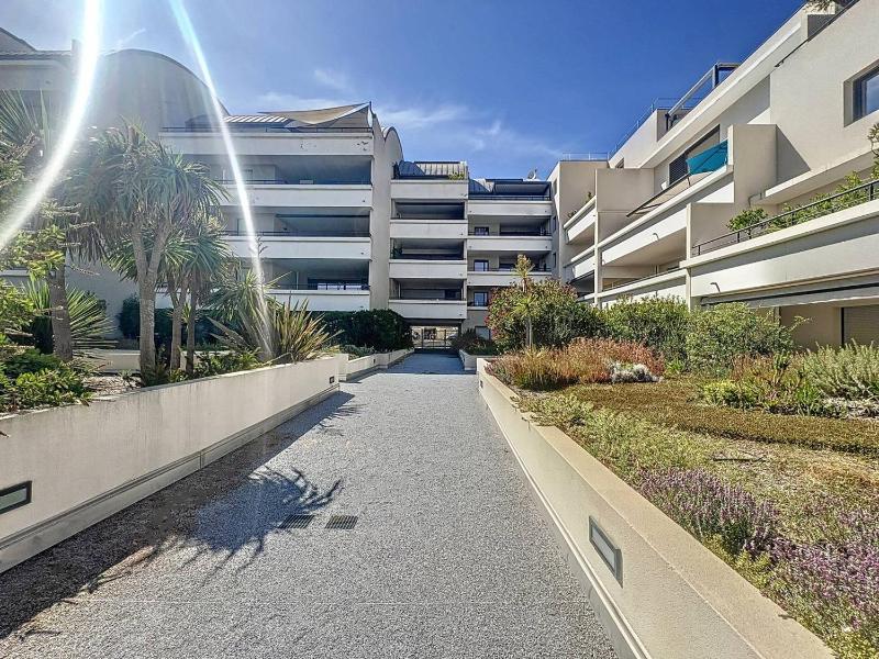 Superbe T2 moderne avec terrasse climatisation et parking à La Ciotat - FR-1-770-67 - image 22