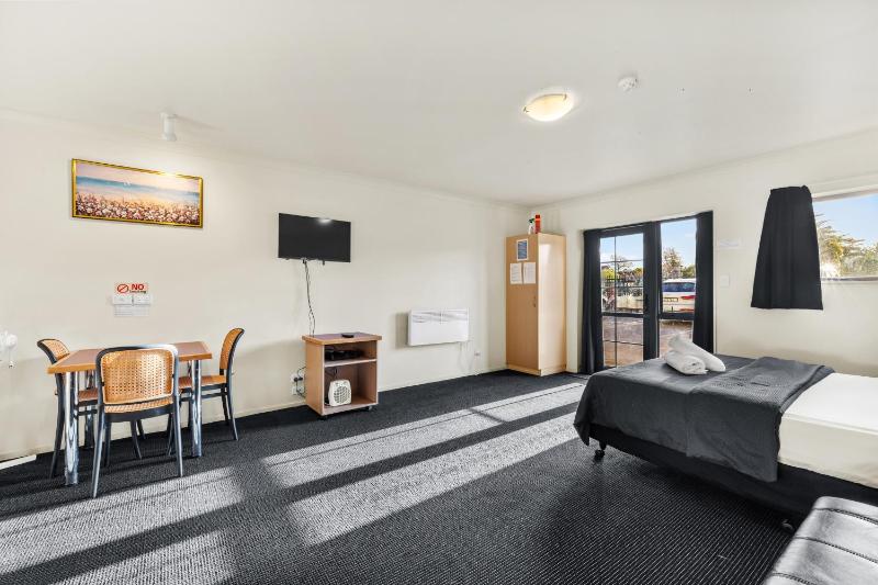 New Castle Motor Lodge - image 15
