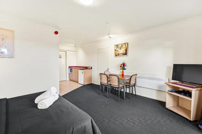 New Castle Motor Lodge - image 5