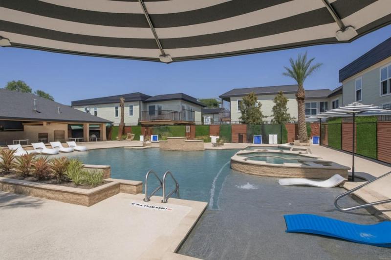 KINGbed resort style pool gym nearTheHeights - image 7