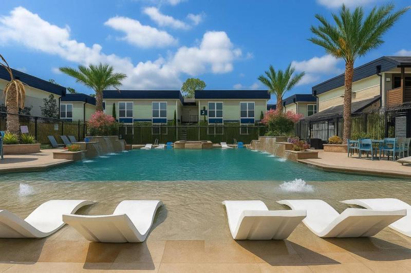 KINGbed resort style pool gym nearTheHeights - image 12
