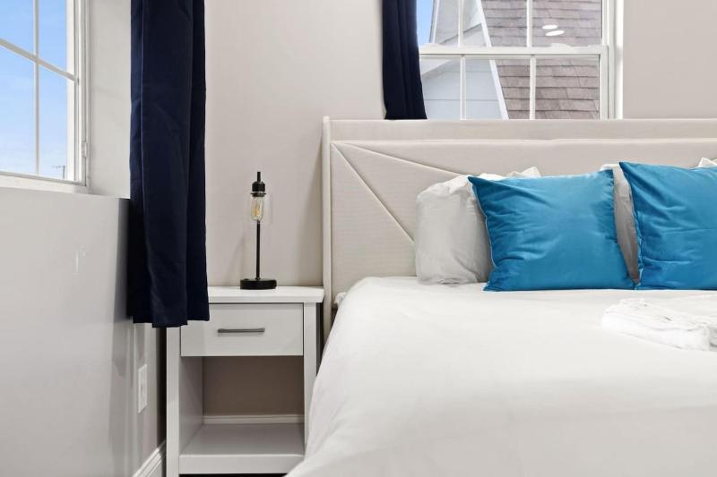 Chic Boho Retreat Near Downtown - image 33
