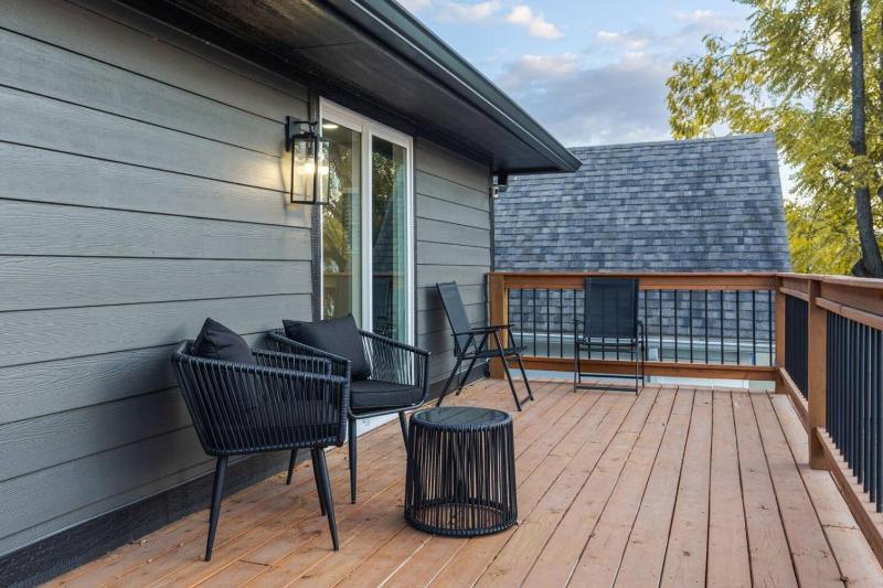 Chic Boho Retreat Near Downtown - image 9