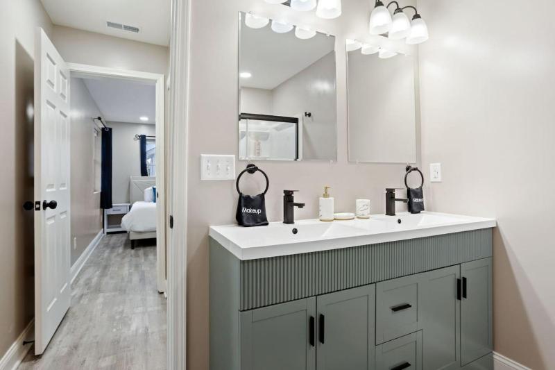 Chic Boho Retreat Near Downtown - image 40