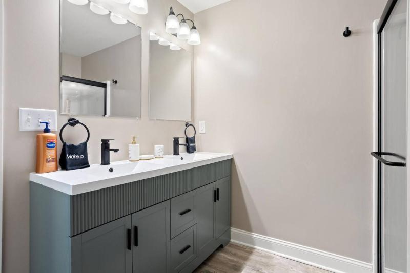 Chic Boho Retreat Near Downtown - image 20