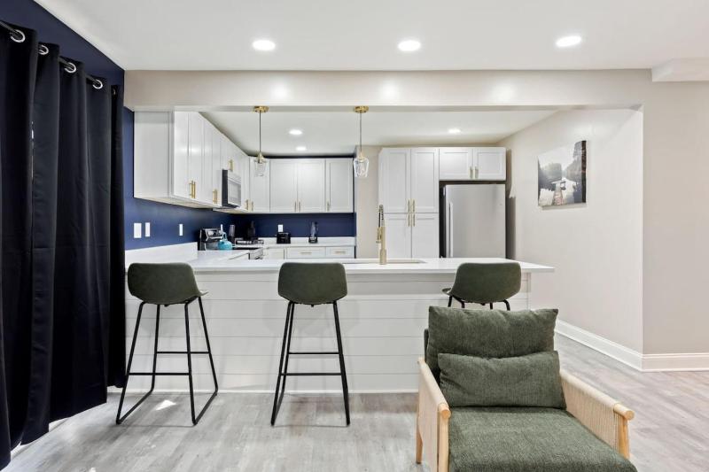 Chic Boho Retreat Near Downtown - image 15