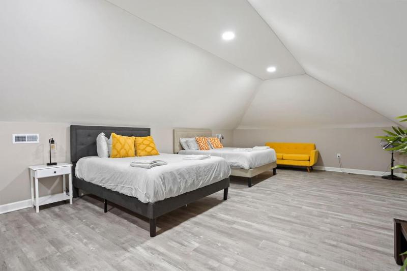 Chic Boho Retreat Near Downtown - image 34