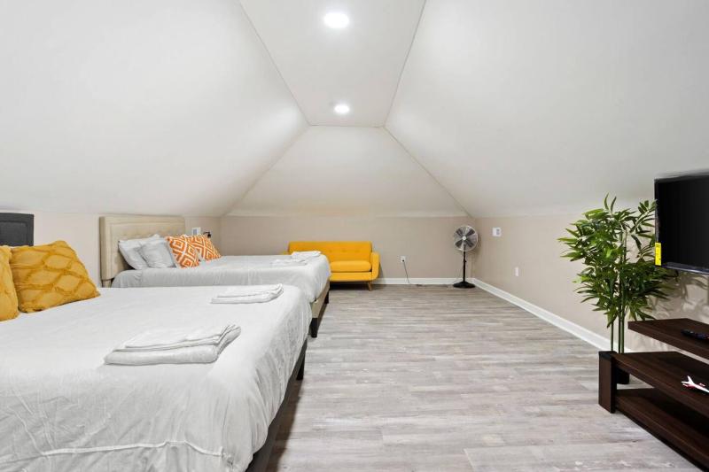 Chic Boho Retreat Near Downtown - image 39