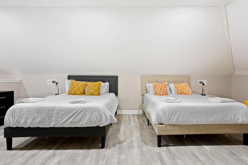 Chic Boho Retreat Near Downtown - image 13