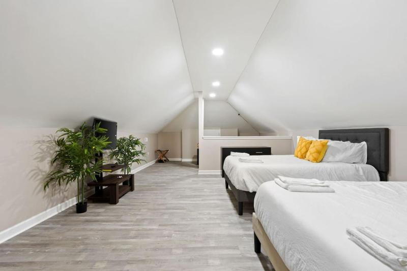 Chic Boho Retreat Near Downtown - image 23