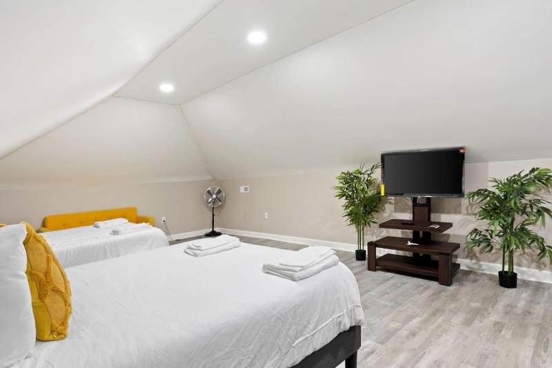 Chic Boho Retreat Near Downtown - image 31