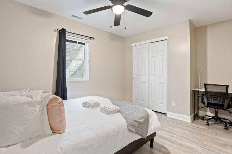 Chic Boho Retreat Near Downtown - image 14